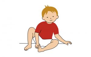 Liten pojke med röd kortärmad tröja och vita kortbyxor som sitter på golvet med böjda ben. Illustration.