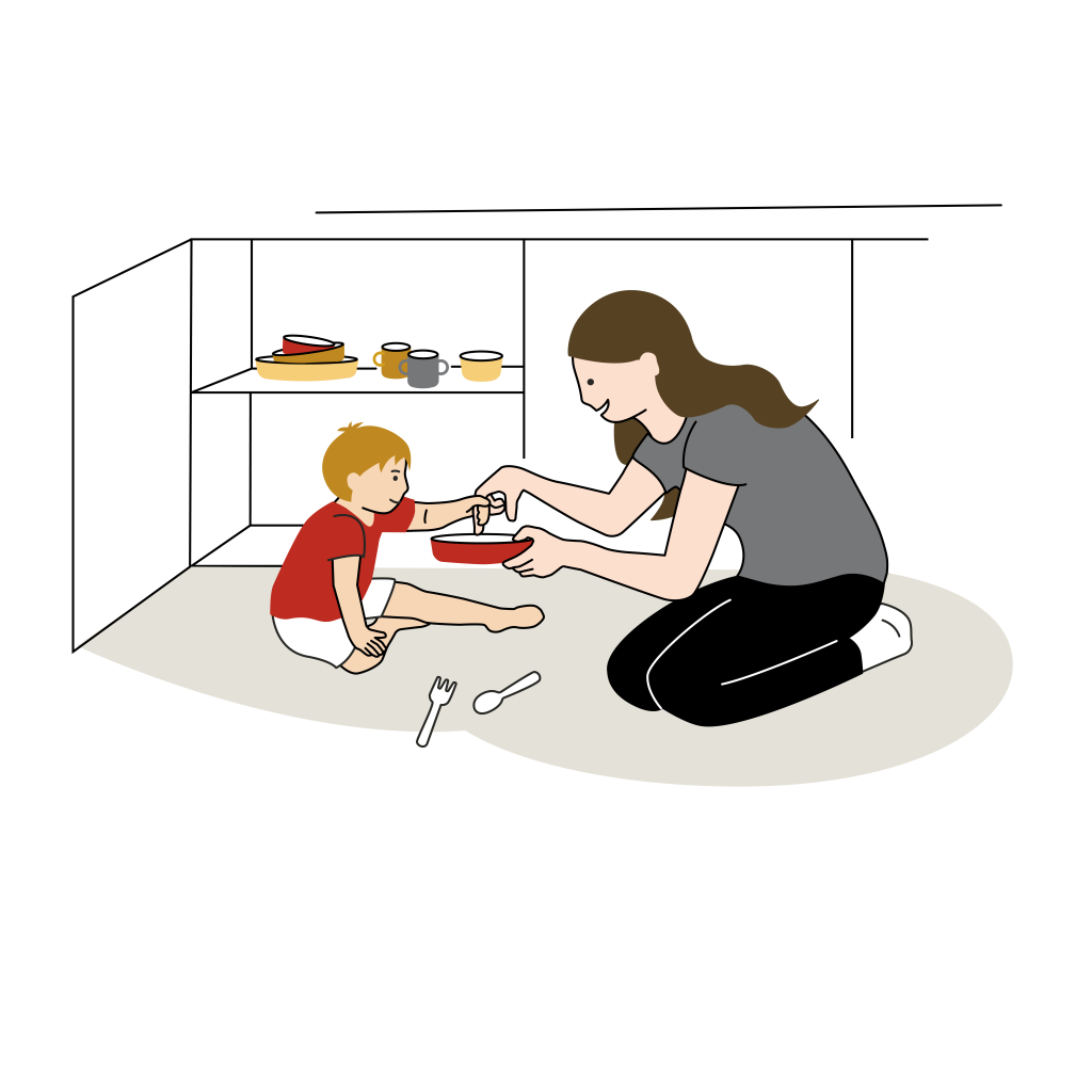 En kvinna och ett litet barn sitter på golvet framför ett skåp och undersöker innehållet i en tallrik som kvinnan håller. Pojken håller i hennes fingrar. Illustration.