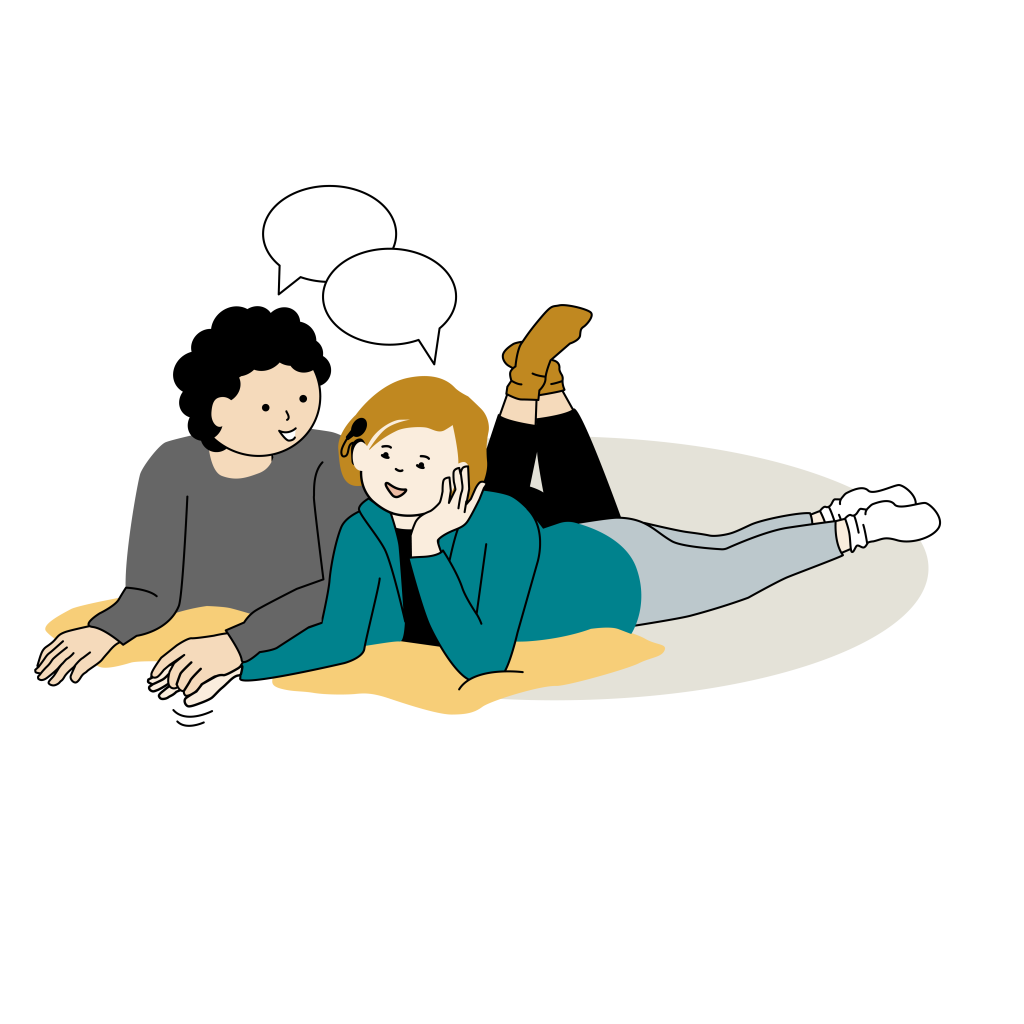 Två personer ligger på mage intill varandra och pratar. Personen till vänster har sin hand ovanpå den andra personens handrygg. Personen till höger använder hörhjälpmedel. Illustration.